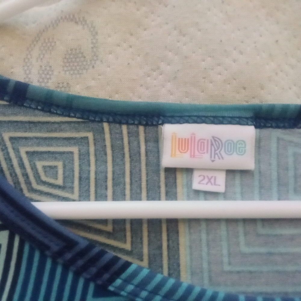 This a beautiful Lularoe shirt perfect for any pair of leggings.